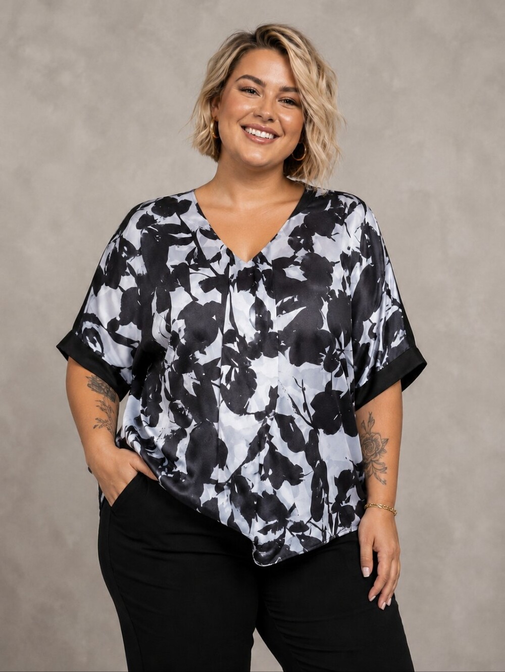 Jones New York Plus Size 1x: Silky Black & White Floral V-Neck Blouse